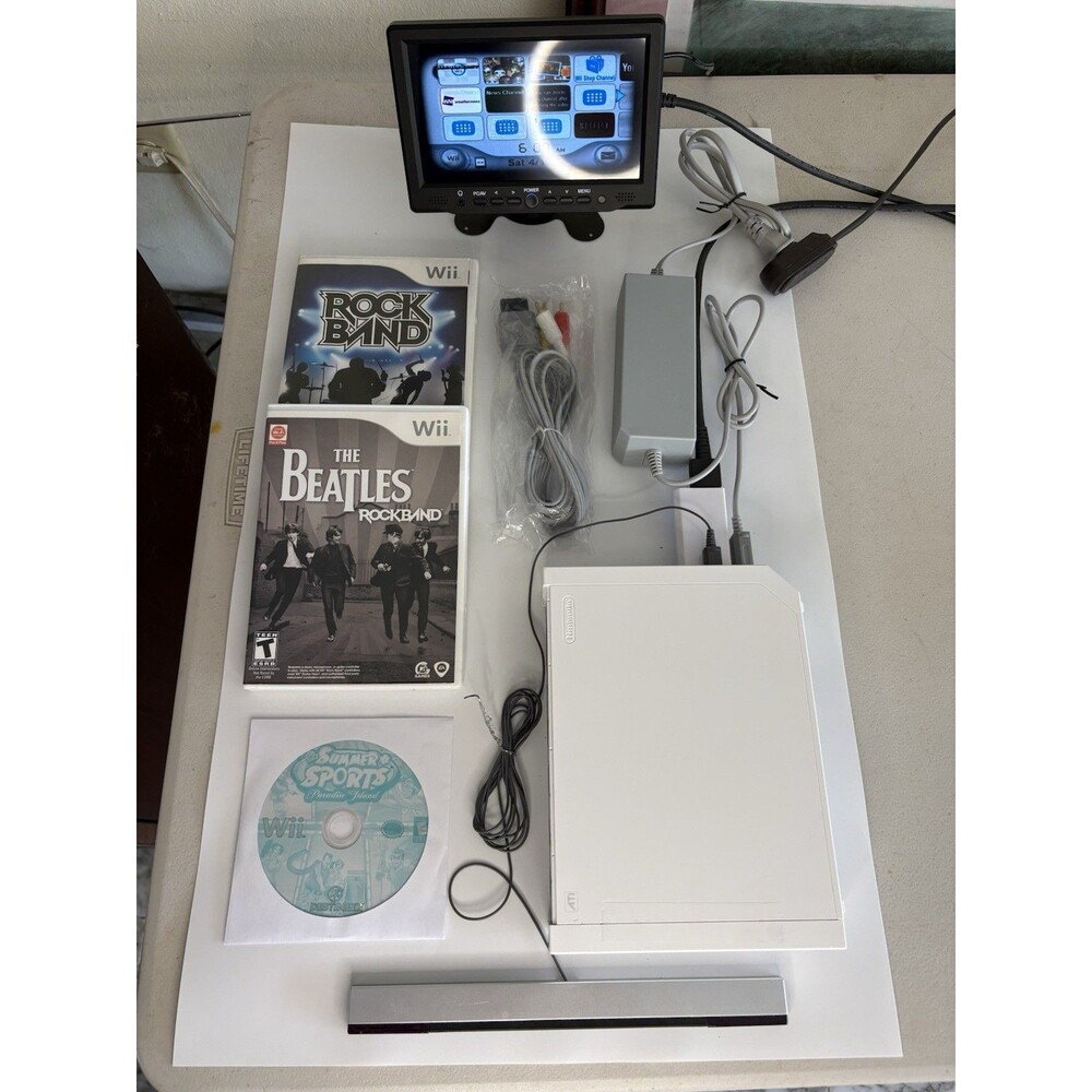 Nintendo Wii RVL-001 Video Game Console GameCube Compatible w Power & AV Cables